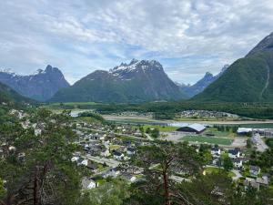 un pueblo en un valle con montañas al fondo en Lili Apartment, en Åndalsnes
