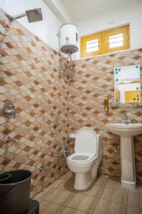 een badkamer met toilet en wastafel bij Nature's View Kandwari in Pālampur