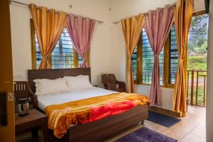 een slaapkamer met een bed en een aantal ramen bij Nature's View Kandwari in Pālampur +5 foto's