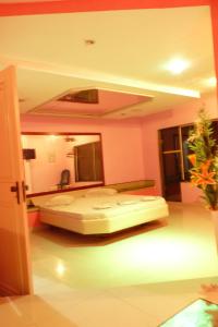 a bedroom with two beds in a room with pink walls at Lips Motel (Adult Only) in Rio de Janeiro