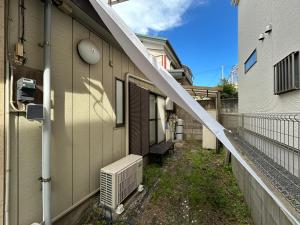 un lato esterno di un edificio con aria condizionata di Villa FUNABASHI a Funabashi