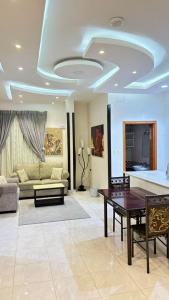 a living room with a couch and a table at شاليهات ووحدات فندقية وشقق مفروشة بالباحة - العقيق in Al ‘Aqīq