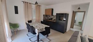 a living room with a table and a kitchen at DaVita in Novalja