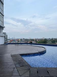 Бассейн в 2BR apartment , the linden marvel city или поблизости