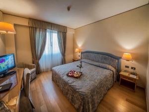 Postel nebo postele na pokoji v ubytování Hotel Valdarno