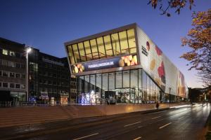 a large building on a city street at night at Hotel Drei Kronen in Dortmund
