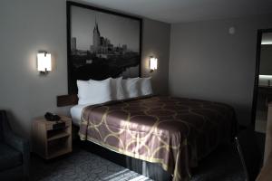 Postel nebo postele na pokoji v ubytování Super 8 by Wyndham Antioch/Nashville South East