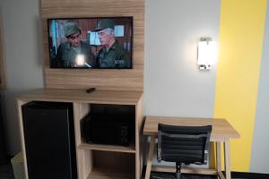 TV a/nebo společenská místnost v ubytování Super 8 by Wyndham Antioch/Nashville South East