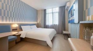 Postel nebo postele na pokoji v ubytování Hanting Premium Hotel Shanghai Xizang Nan Road
