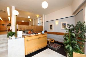 a restaurant with a counter and a bar at Hotel Genova in Sestri Levante