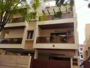 un bâtiment avec des balcons sur le côté dans l'établissement Home Stay, à Jāmb