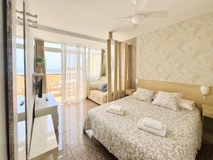 洛斯克里斯蒂亚诺斯Apartamentos Ohana - Edificio Tonillo的一间卧室，床上有两条白毛巾