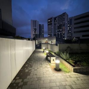 Una pasarela con bancos en una ciudad de noche en Lubelska SkyRes City View & Free Parking, en Rzeszów