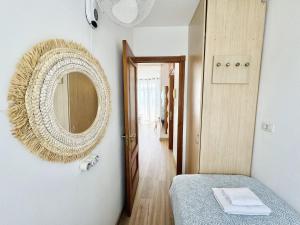 洛斯克里斯蒂亚诺斯Apartamentos Ohana - Edificio Tonillo的卧室配有一面镜子和一张床 更多37张照片