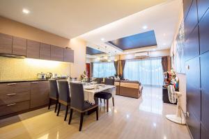 a kitchen and dining room with a table and chairs at Phirom3 pool villa pattaya in Jomtien Beach