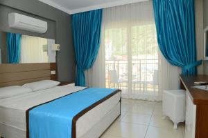 Postel nebo postele na pokoji v ubytování Marcan Resort Hotel