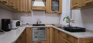 Η κουζίνα ή μικρή κουζίνα στο Gżira Well-Equipped 4BR Flat in Peaceful - GV +3 φωτογραφίες