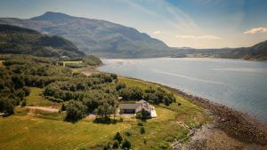 StorheilGrannen Lodge的从空中俯瞰湖岸边的一栋房子