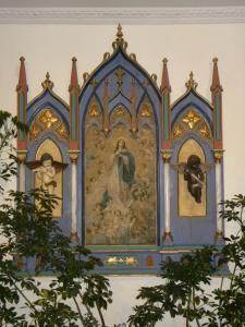 ein Gemälde an der Wand einer Kirche in der Unterkunft Hotel Casa San Rafael in Cuenca