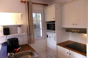 Η κουζίνα ή μικρή κουζίνα στο Very quiet house with shared swimming pool