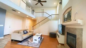 Una sala de estar con un sofá y una chimenea. en New - Spacious, Comfortable 5 Beds 3 Baths House, en Elk Grove