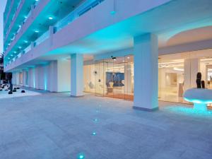 ein großes Gebäude mit einer großen Lobby mit blauem Licht in der Unterkunft The Sea Hotel by Grupotel - Adults Only in Can Picafort