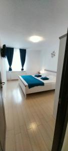 a bedroom with a bed and a large window at Apartament Neptun Olimp in Olimp