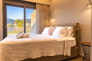 Postel nebo postele na pokoji v ubytování UNIQUE Suites Kalamata