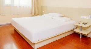 Hanting Hotel Shenzhen Baoan Xixiang Taoyuanju客房内的一张或多张床位