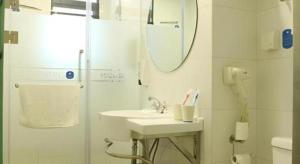 Hanting Hotel Shenzhen Baoan Xixiang Taoyuanju的一间浴室