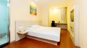 Hanting Hotel Shenzhen Baoan Xixiang Taoyuanju客房内的一张或多张床位