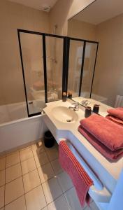 Ένα μπάνιο στο Le Studio 362 Proche Futuroscope et Arena 1 à 2 Pers