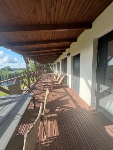 PrabutyにあるSielskie Wakacjeの木製デッキ(椅子付) +10枚の写真