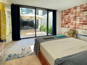 een slaapkamer met een bed en een groot raam bij Glass & Charme - Central Suite in Turijn