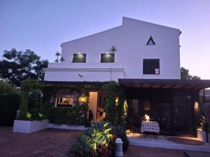 a white house with a table and chairs in front of it at Casa Junto a la Playa in El Rompido