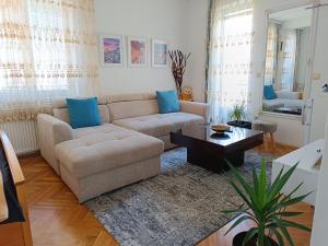 un soggiorno con un divano e un tavolo di Vila Sentić a Vranje