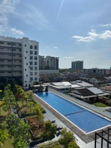 Bazén v ubytování Armadale Kenyalang Staycation, 3R3B, Airport, 2 Parking, Kuching nebo v jeho okolí