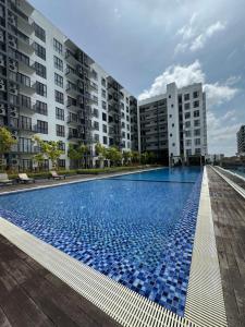 Bazén v ubytování Armadale Kenyalang Staycation, 3R3B, Airport, 2 Parking, Kuching nebo v jeho okolí