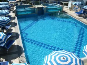 Bazén v ubytování Hotel King nebo v jeho okolí