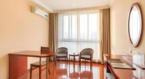 GreenTree Inn Xuzhou High Speed Railway Zhangqian Square Business Hotel的电视和/或娱乐中心