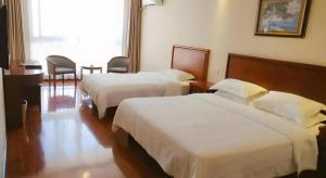 GreenTree Inn Xuzhou High Speed Railway Zhangqian Square Business Hotel客房内的一张或多张床位