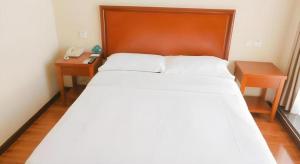 GreenTree Inn Xuzhou High Speed Railway Zhangqian Square Business Hotel客房内的一张或多张床位