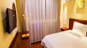 GreenTree Inn Xuzhou High Speed Railway Zhangqian Square Business Hotel客房内的一张或多张床位