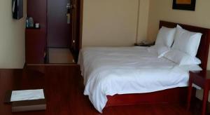 GreenTree Inn Xuzhou High Speed Railway Zhangqian Square Business Hotel客房内的一张或多张床位