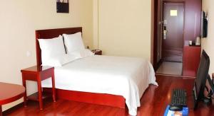 GreenTree Inn Xuzhou High Speed Railway Zhangqian Square Business Hotel客房内的一张或多张床位