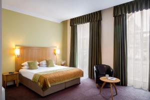 מיטה או מיטות בחדר ב-Mercure Warwickshire Walton Hall Hotel & Spa