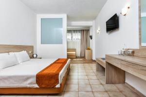 TV a/nebo společenská místnost v ubytování Xenios Possidi Paradise Hotel