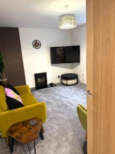 TV a/nebo společenská místnost v ubytování Meadowside-Stylish Newly Renovated 2 bed property