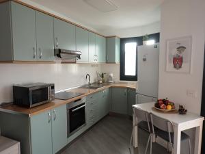 Η κουζίνα ή μικρή κουζίνα στο Luceros de Agaete - AirCon & Balcony