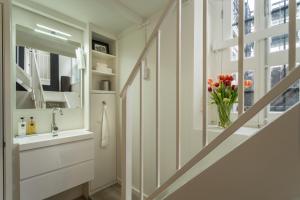 Et badeværelse på Luxury Flower Market Apartment + 15 billeder